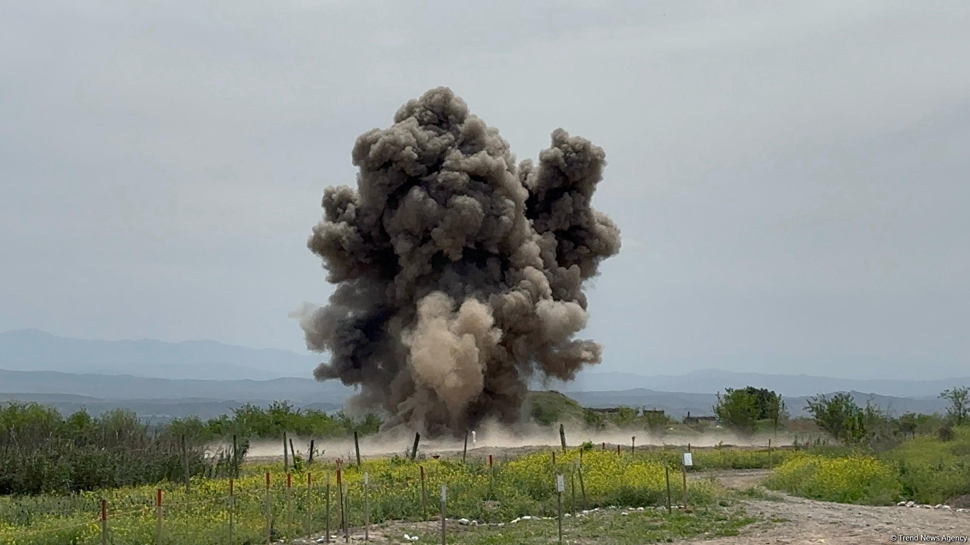 В Агдеринском районе взорвалась мина, есть пострадавший