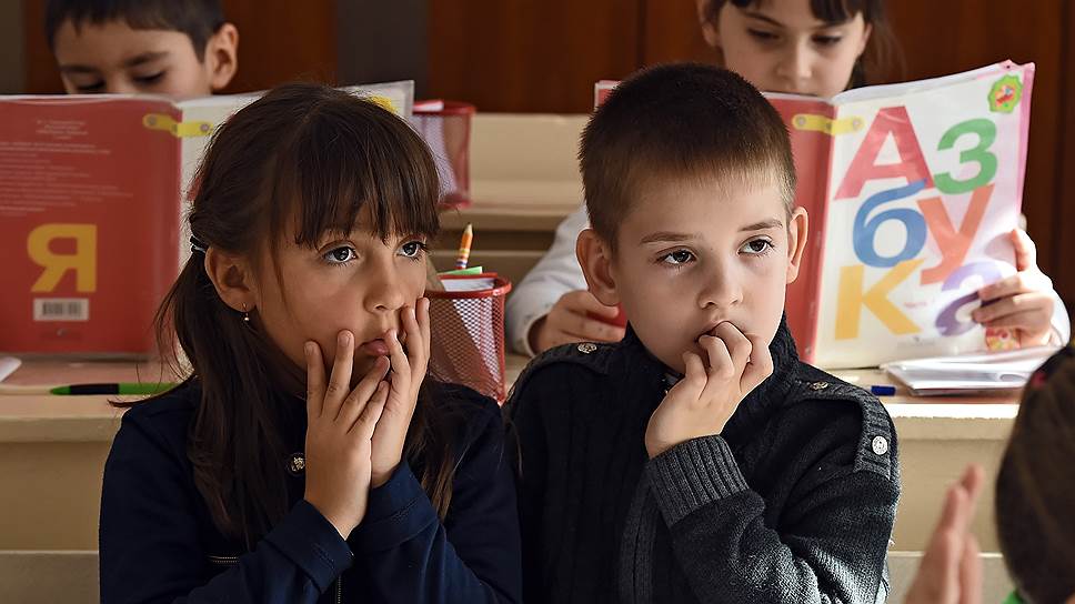 Трое детей, от которых отказалась семья, обрели крышу над головой