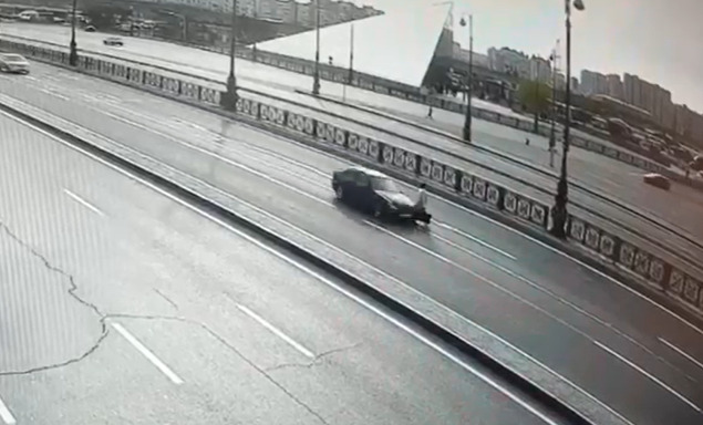 Жуткое ДТП в Баку: автомобиль подкинул женщину в воздух