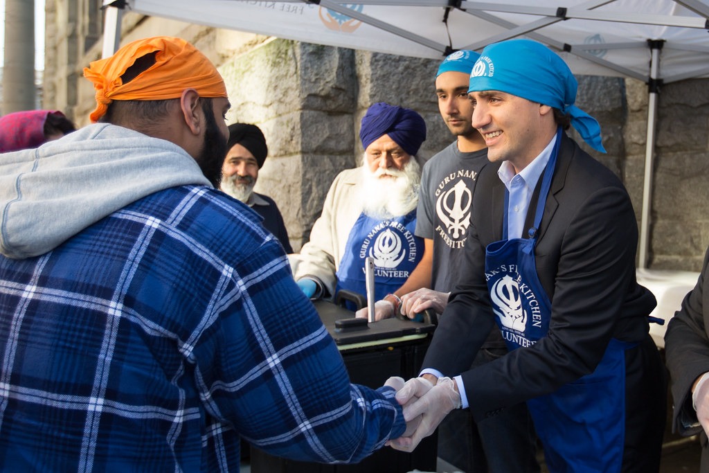 В Калгари тысячи людей выстроились в очередь за бесплатной едой
