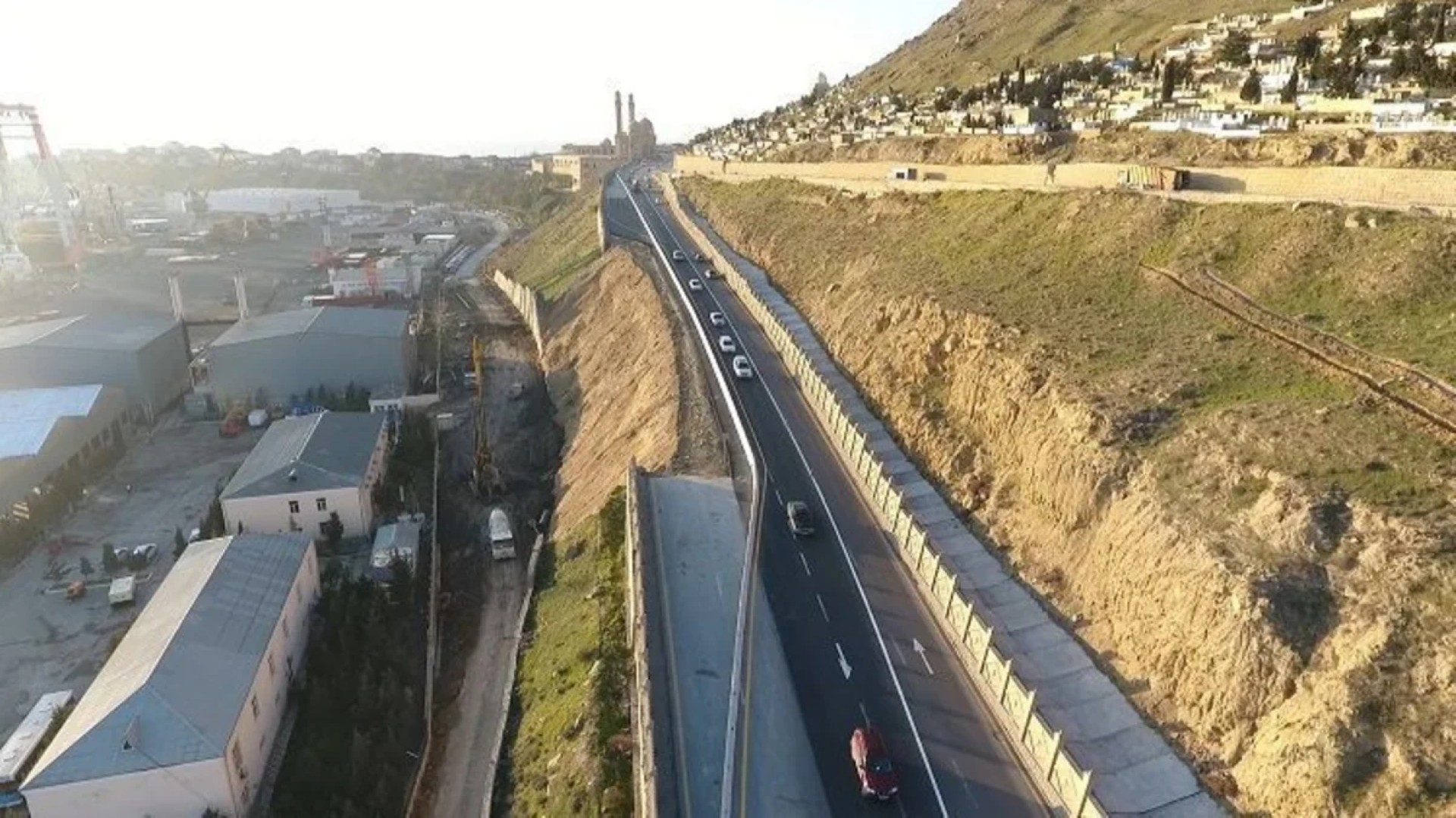 
В четырех районах Баку построят подпорные стены против селевых потоков