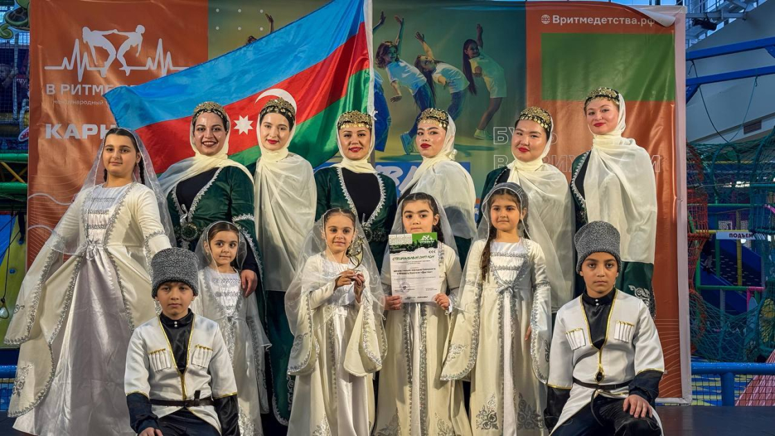 
Азербайджанский танец на фестивале в Екатеринбурге