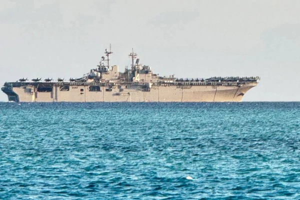 США перебрасывают ближе к Ирану десантный корабль
