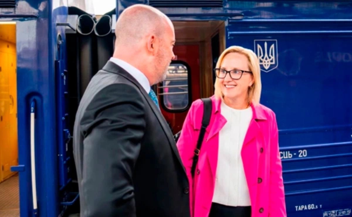 Посол уходит в отставку