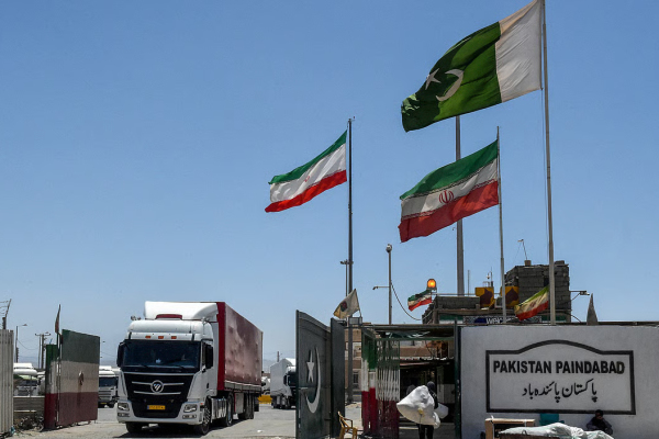 Пакистан открыл наземные коридоры для иранских грузов
