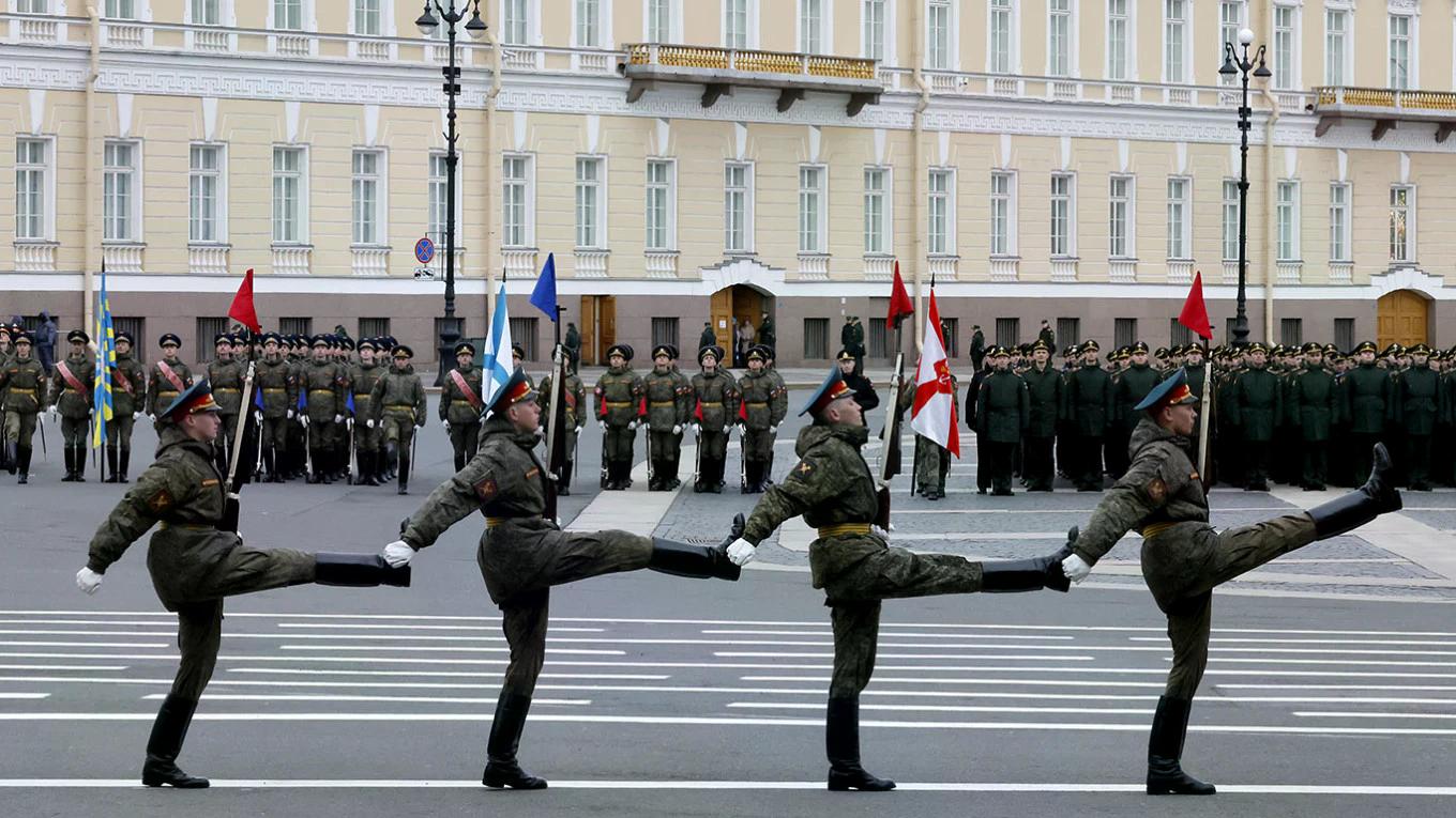 В Петербурге вслед за Москвой отменили проход военной техники на параде 9 мая