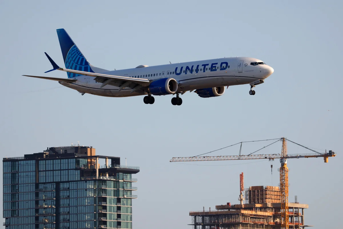 Самолет чуть не столкнулся с дроном при заходе на посадку