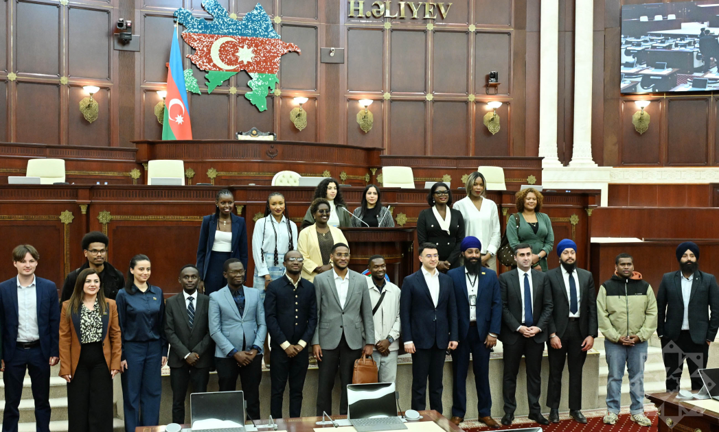 Группа участников международного молодежного форума посетила Милли Меджлис