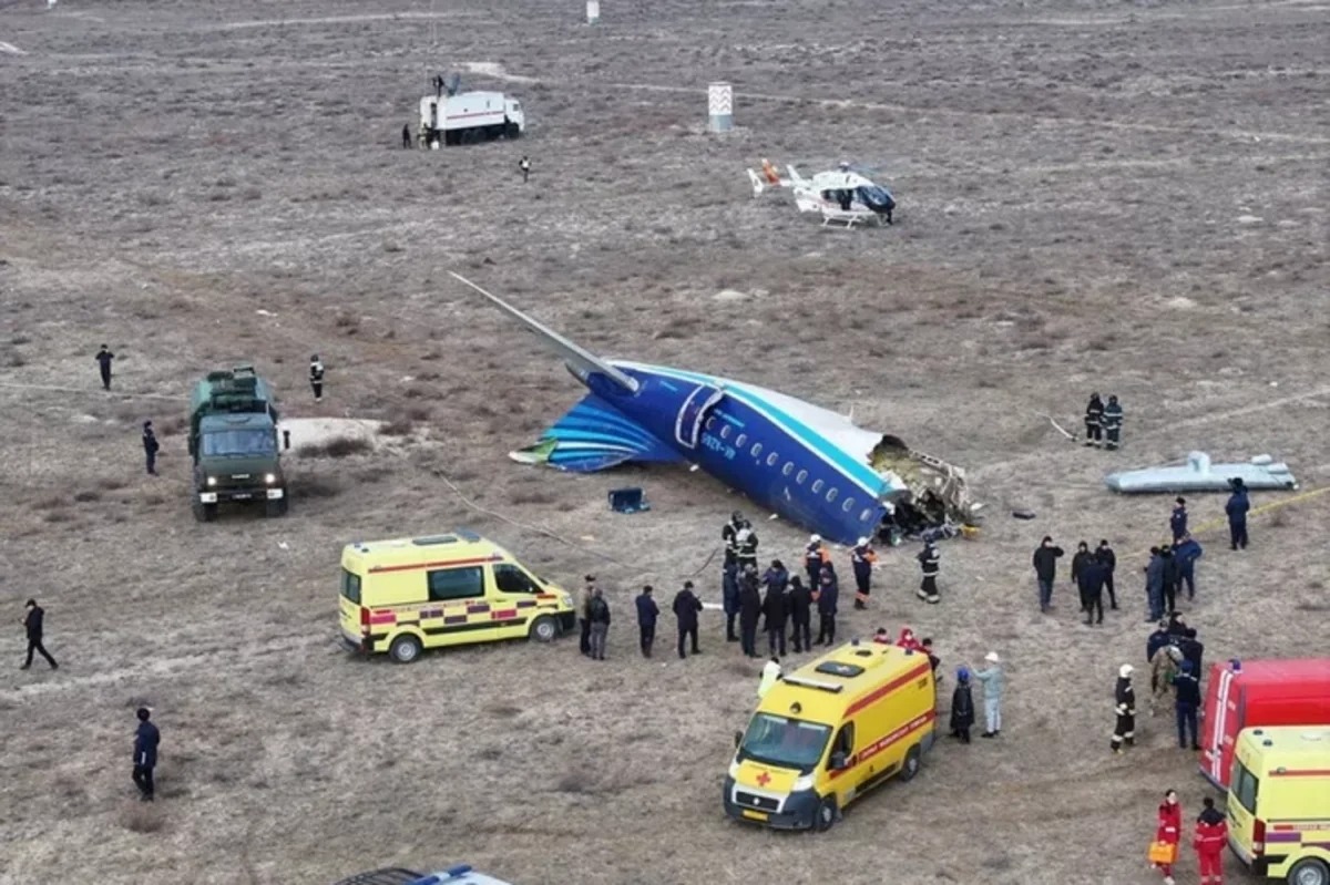Минтранс Казахстана продолжает расследование крушения самолета AZAL близ Актау