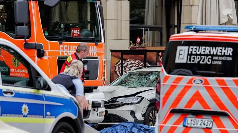 Автомобиль въехал в толпу в центре Лейпцига