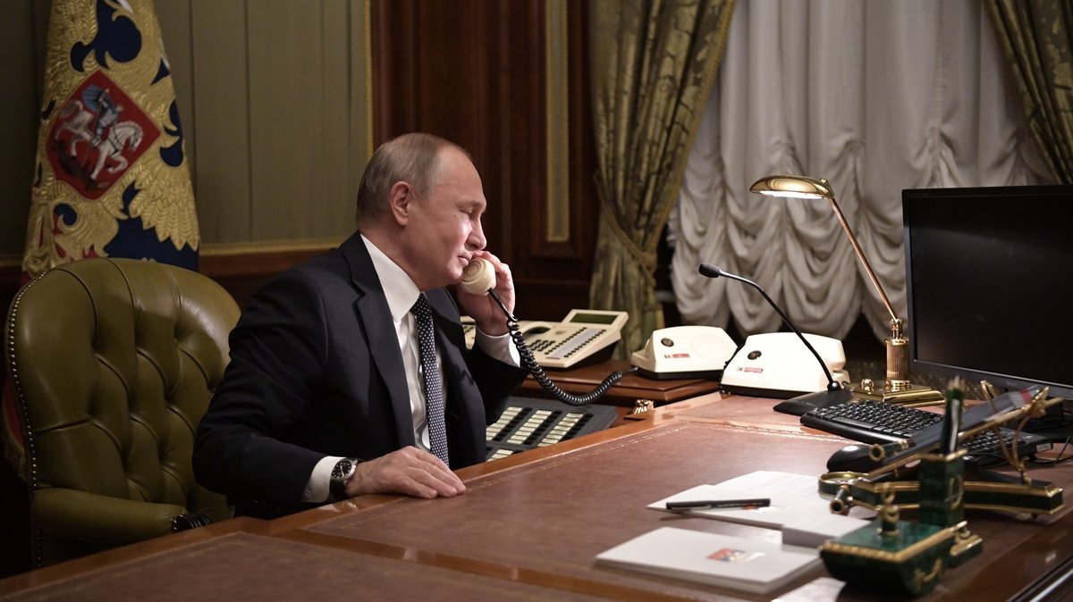 Путин запретил мобильные телефоны
