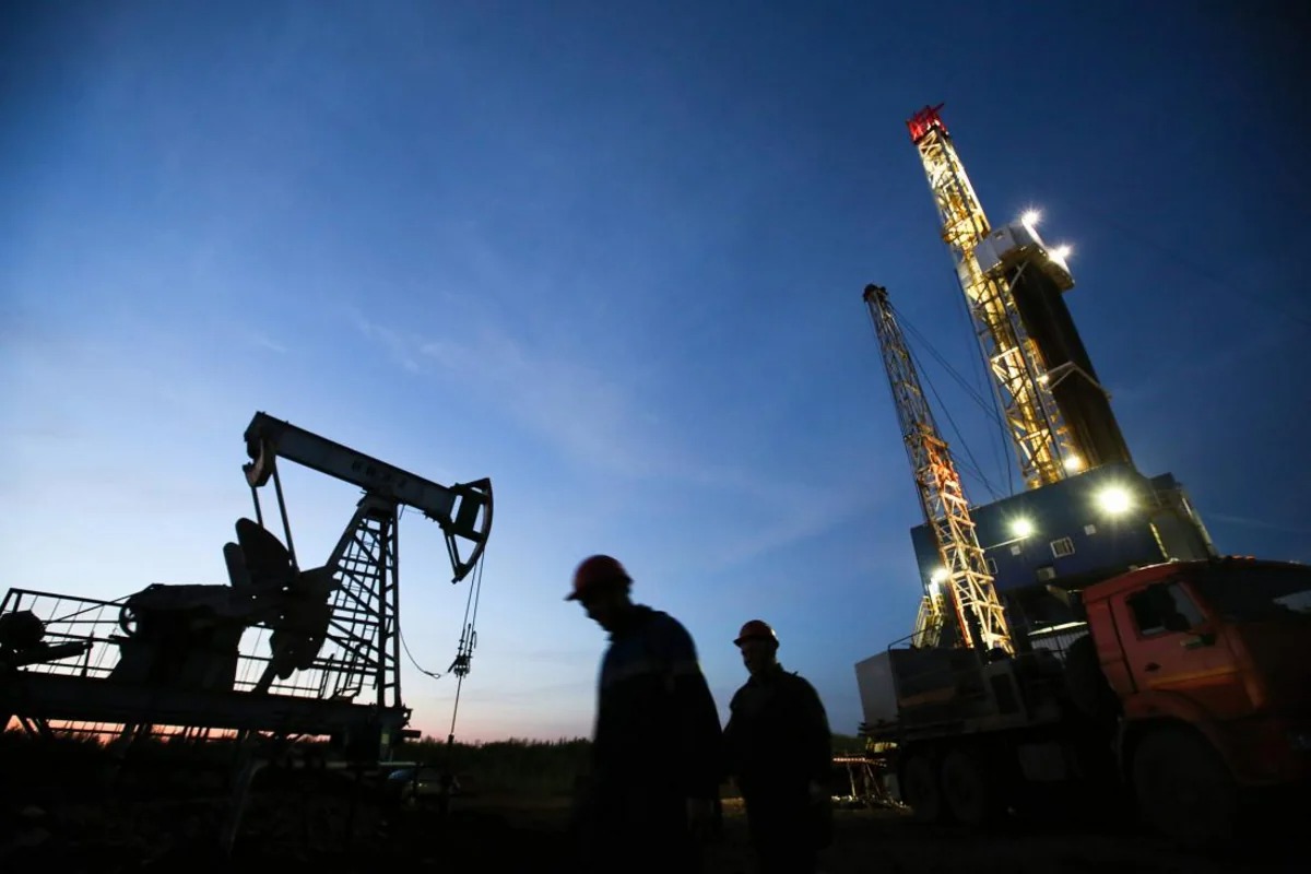 Цены на нефть подешевели более чем на 1%
