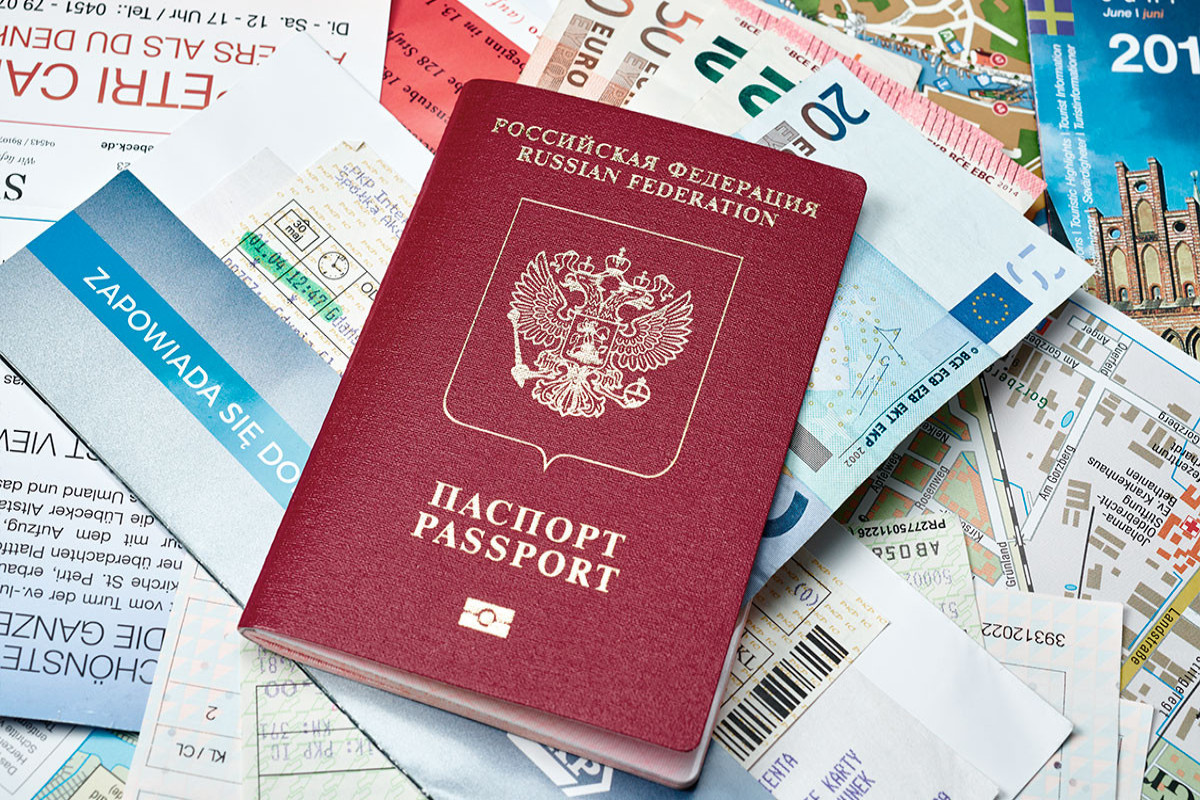 Еврокомиссия подтвердила планы ЕС ввести визовые ограничения против россиян