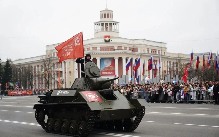 Танк Т-60 возглавил парад техники в День Победы в Кемерове