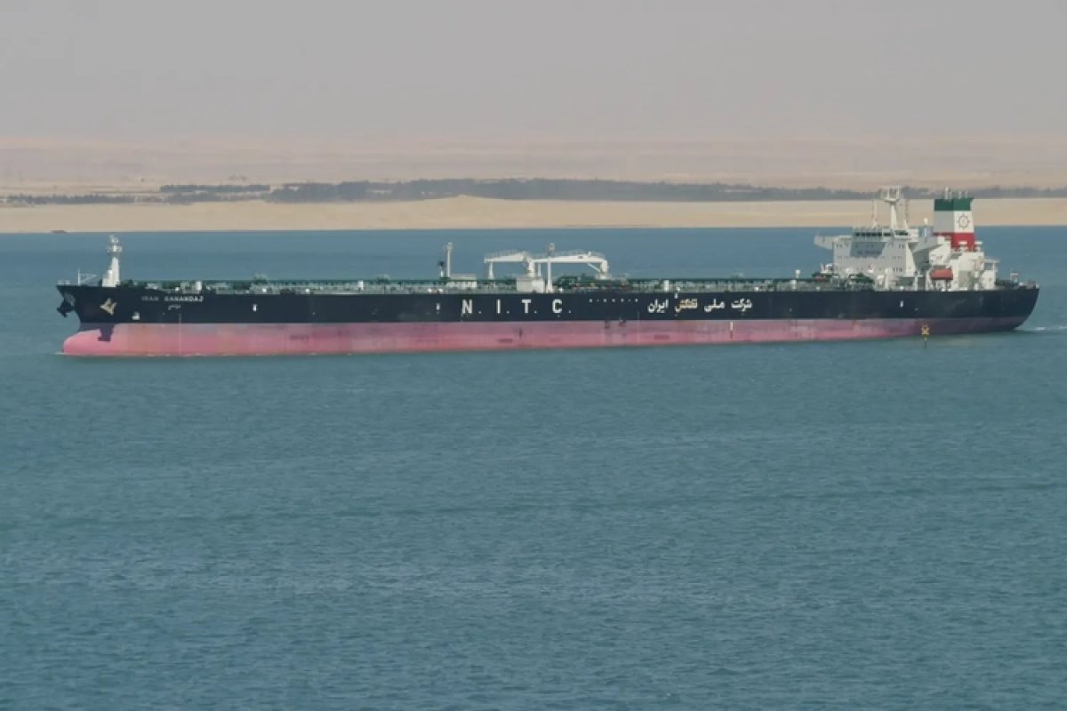 Морская блокада Ирана: два танкера прорвались, одно судно горит