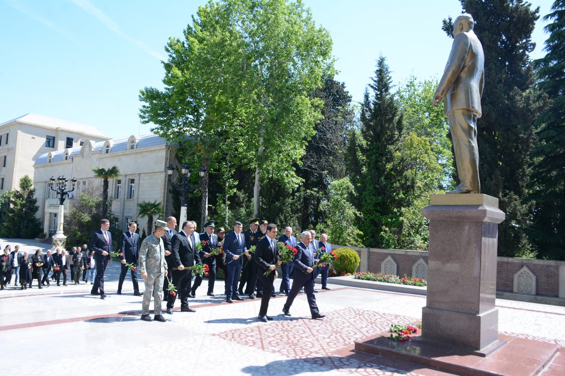 Тертер склонил головы перед памятью Великого лидера
