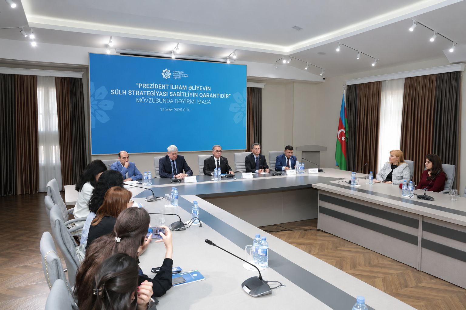 Баку формирует модель мира