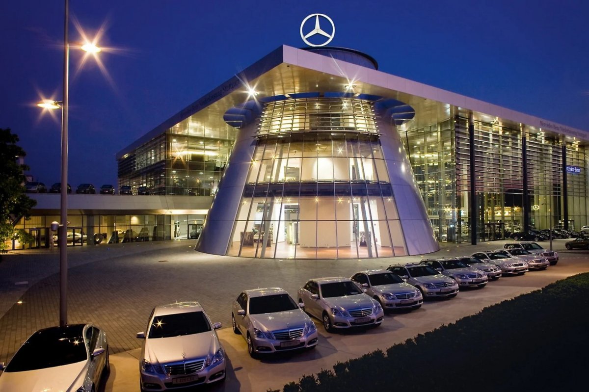 Mercedes-Benz продает автосалоны