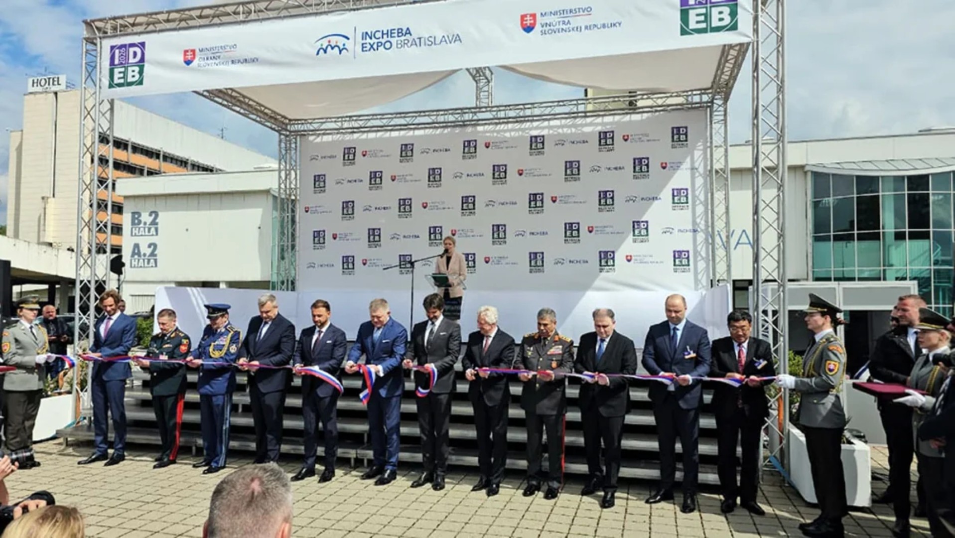 
Закир Гасанов ознакомился с оборонной продукцией на IDEB в Братиславе