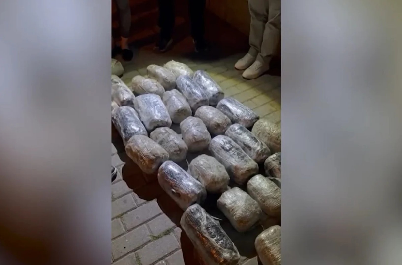 
МВД: У двух наркокурьеров в Баку изъято около 43 кг наркотиков