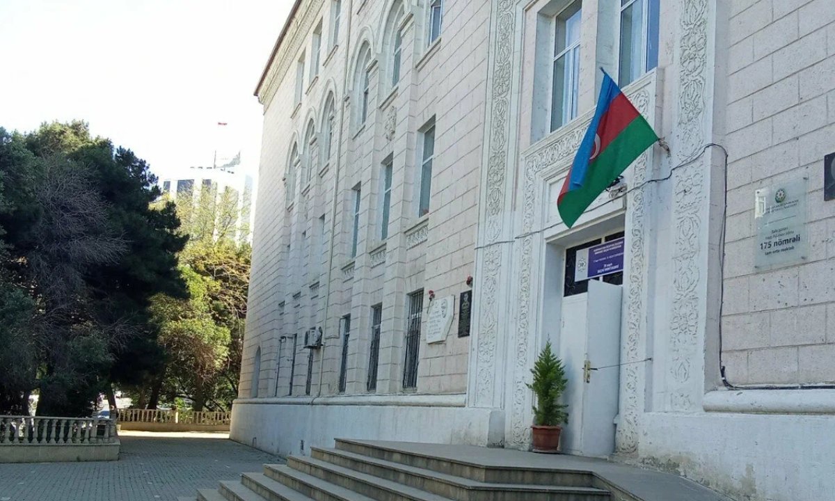 
В Баку ученица выпала из окна школы