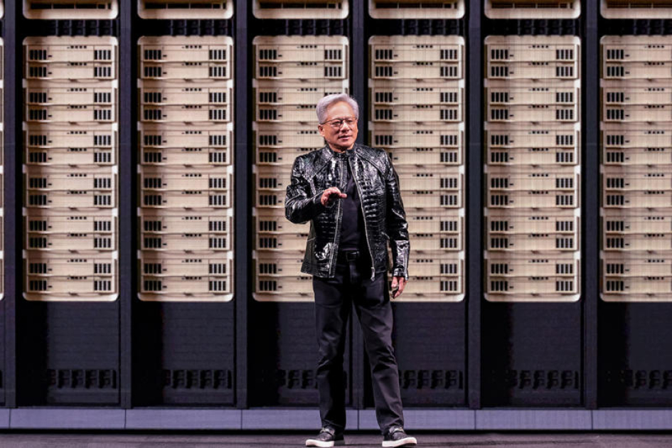 Гендиректор Nvidia стал героем китайских соцсетей, перекусив лапшой и мороженым на пекинской улице