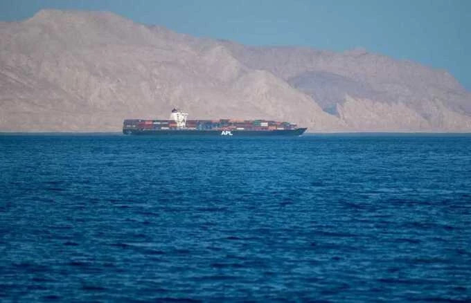 Судоходные компании начали возить топливо на грузовиках из-за блокады Ормуза