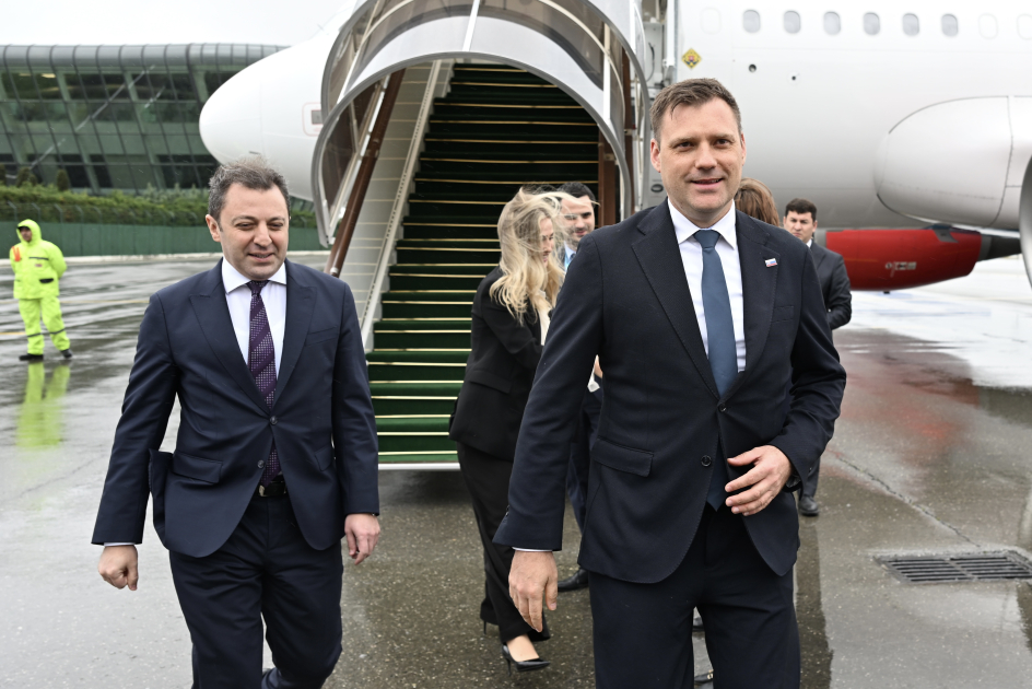 
Заместитель премьер-министра Словакии прибыл с визитом в Азербайджан