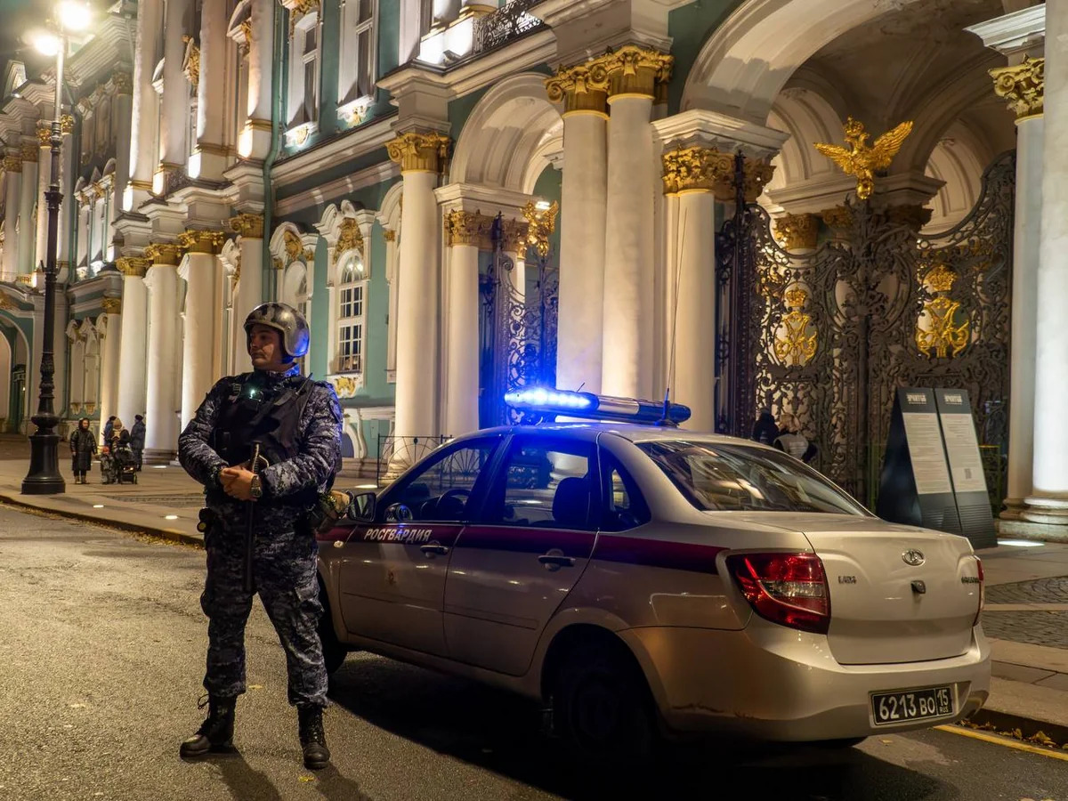 
Севший на императорский трон в Эрмитаже мужчина оказал сопротивление полиции