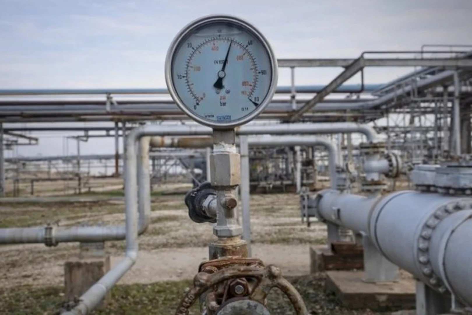 
Цены на газ в Европе снизились почти на 1%