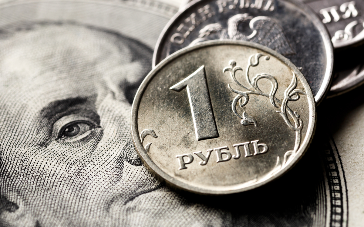 Рубль стал лидером роста среди мировых валют