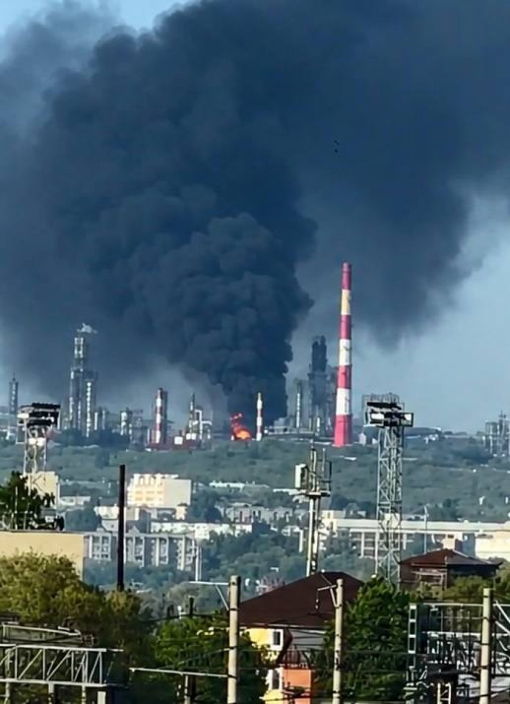 
Удар по России: крупный пожар на нефтезаводе, есть погибшие
