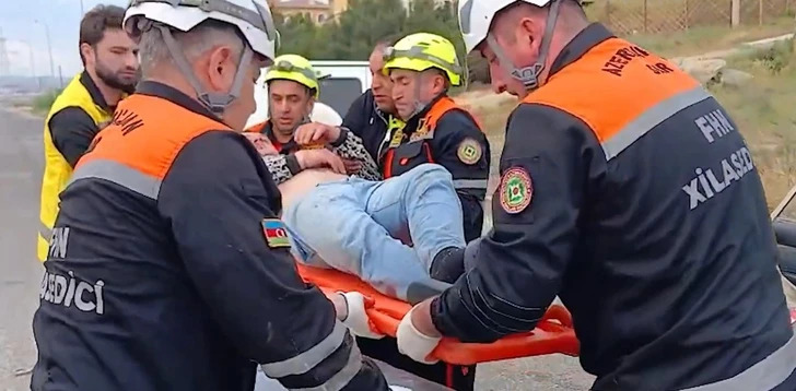 Спасатели МЧС извлекли пострадавшего из искореженного авто после аварии в абшеронском поселке