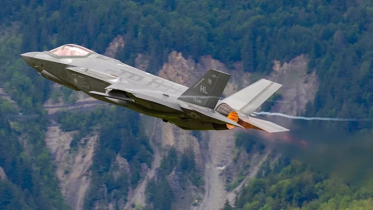 Первые три многоцелевых истребителя F-35A официально вошли в состав ВВС Польши