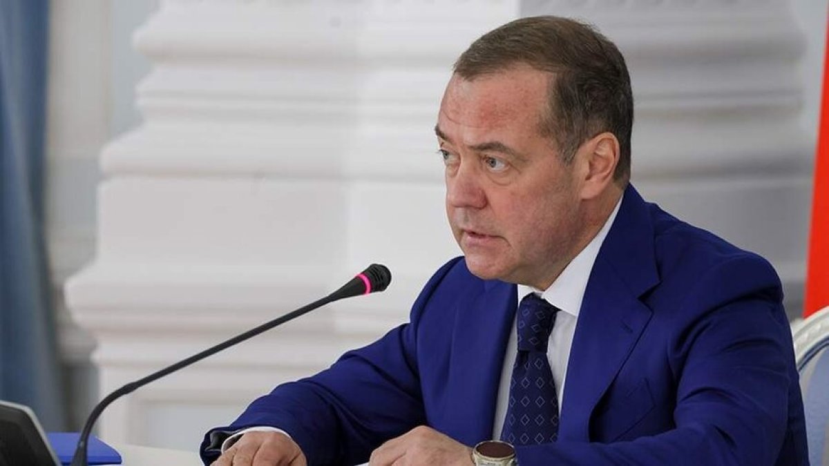 
Медведев грубо оскорбляет Пашиняна