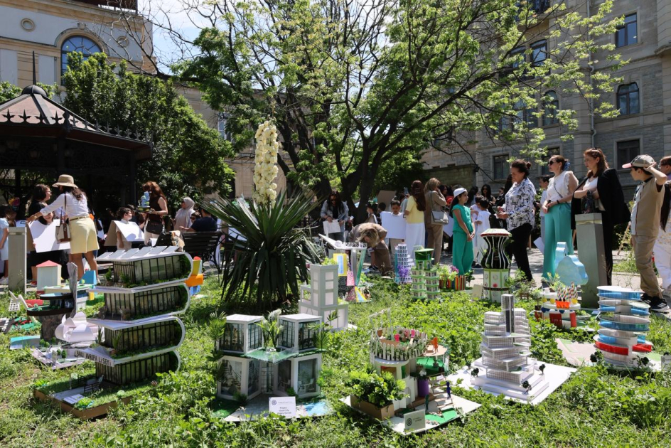 
В дни работы WUF13 Ичеришехер превратился в яркую и красочную творческую площадку