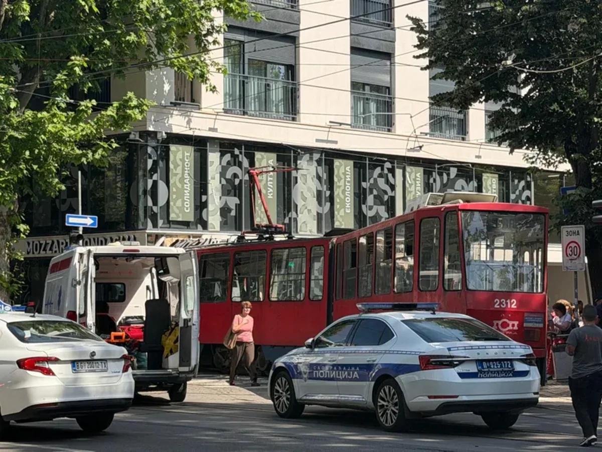 
В Белграде трамвай сошел с рельсов и врезался в здание, пострадали 10 человек