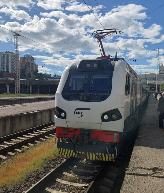 
Первый после шестилетнего перерыва пассажирский поезд из Баку прибыл в Тбилиси
