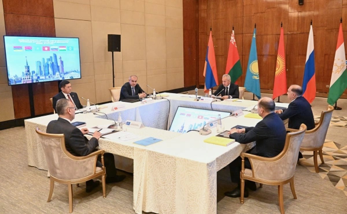 Шойгу предлагает Армении выбрать поезд 