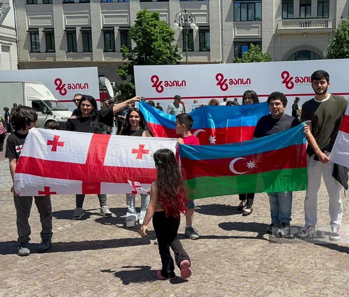 
В Тбилиси азербайджанцы прошли с флагами на праздновании Дня независимости Грузии