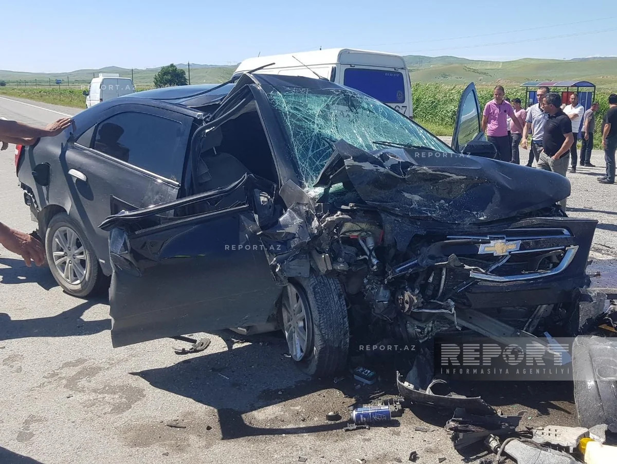 
В Гёйчае в цепном ДТП погибла несовершеннолетняя девушка