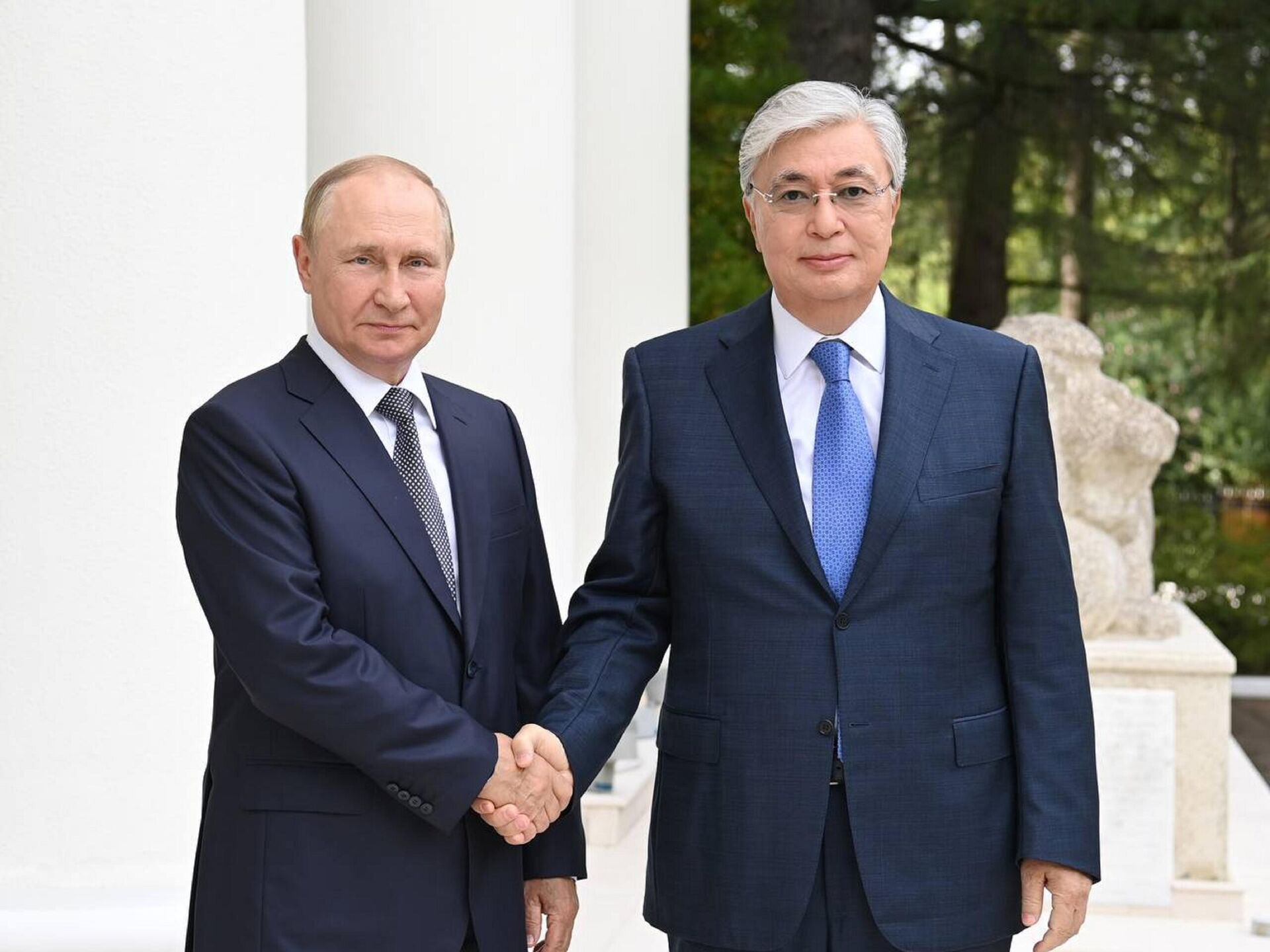 Путин и Токаев проводят переговоры в Астане
