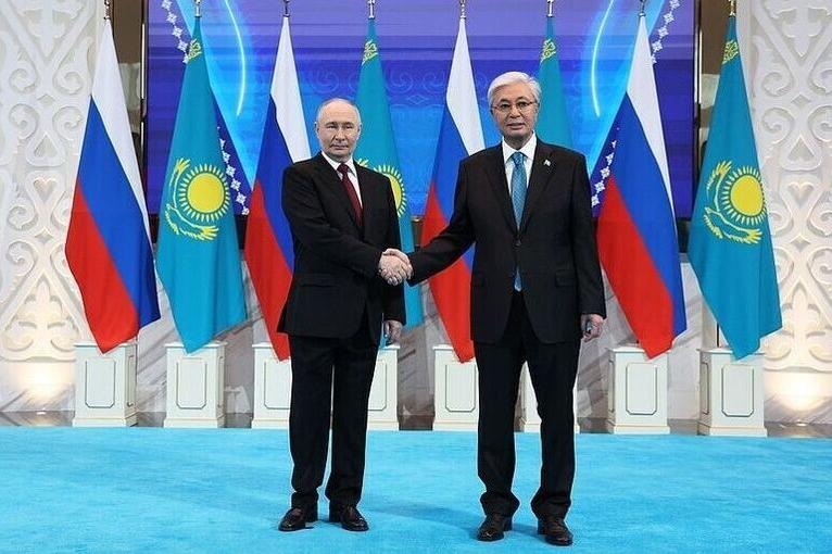 Токаев и Путин подписали заявление о &laquo;семи основах дружбы&raquo;