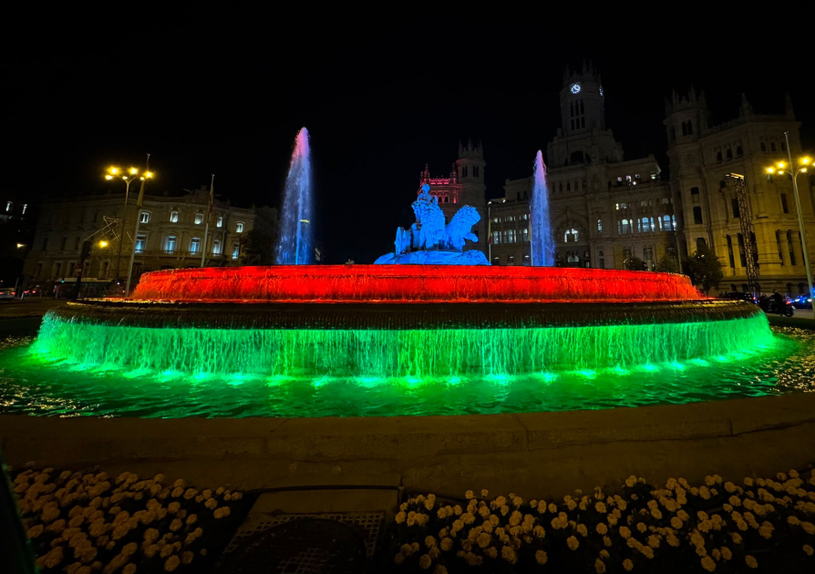 
Знаменитый мадридский фонтан Cibeles вновь подсвечен цветами азербайджанского флага