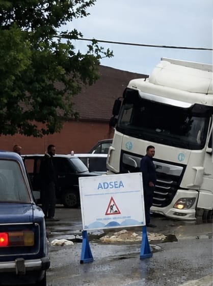 В Гяндже грузовик провалился в яму 