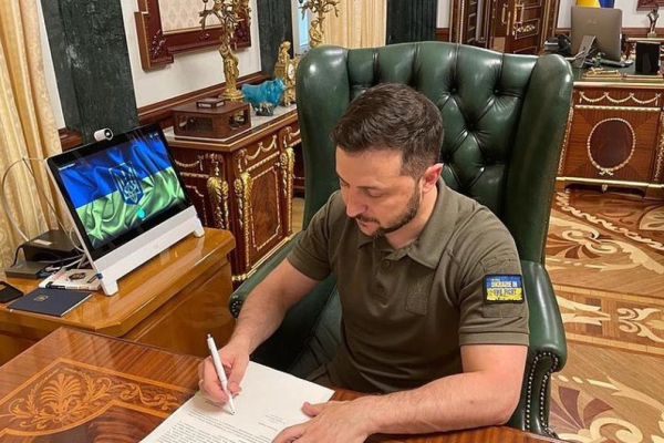 
Зеленский ввел санкции против иранцев, узбекистанцев, казахстанцев и других