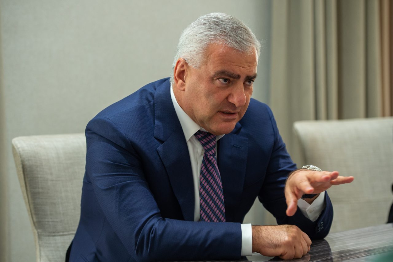 Бизнесмен Карапетян подал в суд на спикера парламента Армении