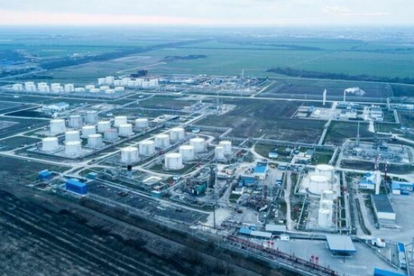 
Атака беспилотника: в Краснодаре горит нефтезавод
