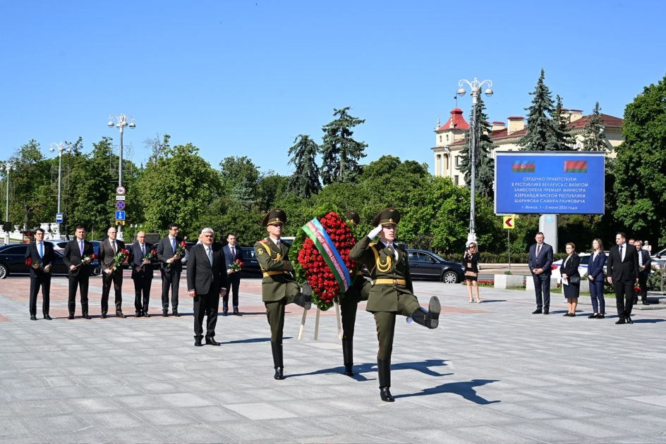 
Азербайджанская делегация посетила Монумент Победы в Минске
