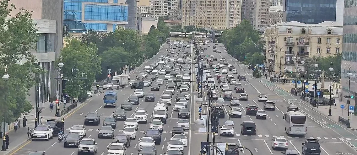 
В Баку на ряде улиц и проспектов затруднено движение транспорта